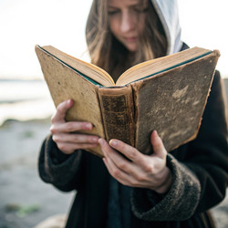 Держа в руках старую книгу на пляже в тихий полдень. Генеративный искусственный интеллект - RomanZ