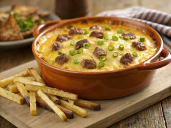 Вкусная запеканка из говядины, посыпанная зеленым луком и подаваемая с хрустящим картофелем фри. Генеративный искусственный интеллект - RomanZ