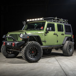 Зеленый внедорожник Jeep Wrangler JK с большими внедорожными шинами выставлен на показ. Генеративный ИИ - RomanZ