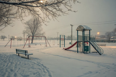 Заснеженная детская площадка с качелями и горкой в тихом зимнем пейзаже. Генеративный искусственный интеллект - RomanZ