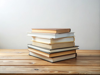 Стопка чистых книг на деревянном столе на нейтральном фоне при дневном свете. Генеративный ИИ - RomanZ
