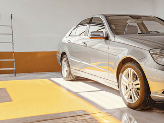 Mercedes E-класса припаркован в светлом гараже с современным освещением. Генеративный искусственный интеллект - RomanZ