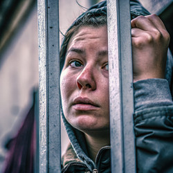Женщина за решеткой размышляет о жизни и обстоятельствах в мрачный момент. Генеративный искусственный интеллект - RomanZ