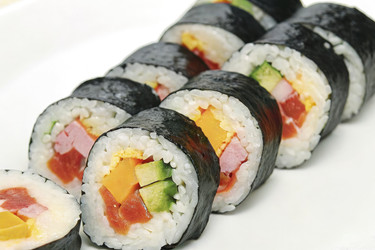 Вкусные роллы кимбап, красиво разложенные на белом фоне. Генеративный искусственный интеллект - RomanZ