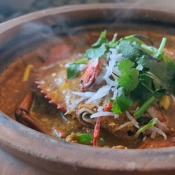 Вкуснейшее карри из краба, подаваемое в глиняном горшочке со свежей зеленью и специями. Генеративный искусственный интеллект - RomanZ