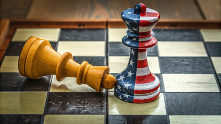Шахматные пешки России и США изображают соперничество на игровой доске. Генеративный ИИ - RomanZ