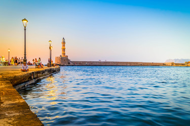 Венецианская гавань Ханья с Эгейским морем, освещенным ночью, Крит, Греция - Neirfy