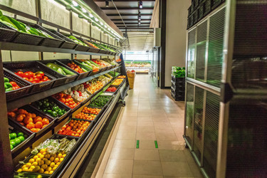 Отдел свежих продуктов в светлом продуктовом магазине с разноцветными овощами. Генеративный искусственный интеллект - RomanZ
