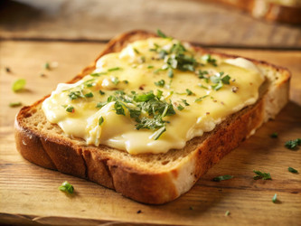 Вкусный поджаренный хлеб с расплавленным сыром и зеленью на деревянной доске. Генеративный ИИ - RomanZ