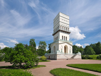 Панорамный летний вид на Белую Башню в Александровском парке, Царское Село. Санкт-Петербург, Россия - Prokrida