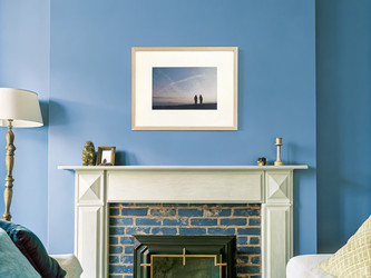 Элегантная гостиная с синими стенами и картинами в рамах над камином. Генеративный искусственный интеллект - RomanZ