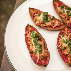 Курица барбекю в кисло-сладком картофельном пюре — это вкусное и сытное блюдо. Генеративный ИИ - RomanZ