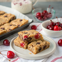Вкусные домашние вишнево-шоколадные пирожные «Блонди» на белой тарелке. Генеративный искусственный интеллект - RomanZ