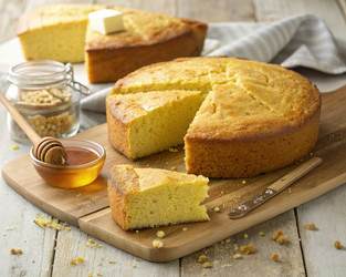 Свежеиспеченный кукурузный хлеб с медом и маслом на деревенском деревянном столе. Генеративный искусственный интеллект - RomanZ