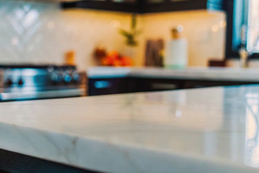 Элегантная столешница из белого мрамора на стильной кухне с размытым фоном. Генеративный ИИ - RomanZ