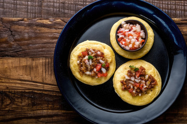 Вкусные сальвадорские пупусас, подаваемые со свежей сальсой на деревянном столе. Генеративный искусственный интеллект - RomanZ
