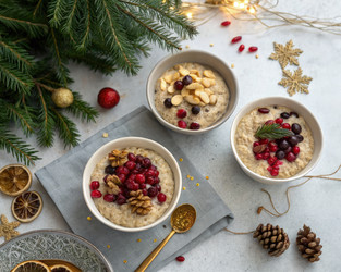 Вкусная овсянка, приготовленная с вечера, в трех вариантах для праздничного завтрака. Генеративный искусственный интеллект - RomanZ