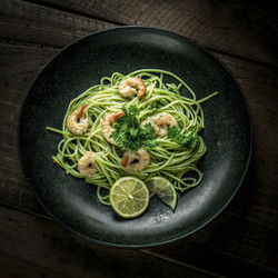Вкуснейшие креветки скампи, подаваемые со спагетти со свежей зеленью и лаймом. Генеративный искусственный интеллект - RomanZ