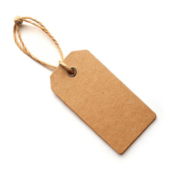 Бирка из крафт-бумаги с веревочкой на чистом белом фоне, готовая к маркировке. Генеративный ИИ - RomanZ