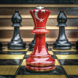 Уникальная шахматная ферзь в форме турецкого флага на стандартной шахматной доске. Генеративный ИИ - RomanZ