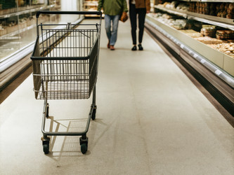 Поход по рядам в продуктовом магазине с тележкой рядом. Генеративный ИИ - RomanZ
