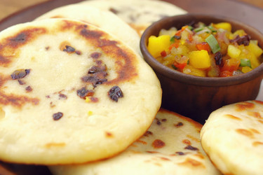 Вкусные сальвадорские пупусас, подаваемые со свежей сальсой в уютной обстановке. Генеративный искусственный интеллект - RomanZ