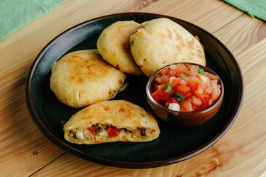Вкусные сальвадорские пупусас, подаваемые со свежей сальсой в местном кафе. Генеративный искусственный интеллект - RomanZ