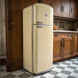 Винтажные весы Fridgerz Standard Scale в классической кухонной обстановке. Генеративный искусственный интеллект - RomanZ