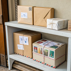 Почтовые посылки аккуратно разложены на небольшой полке в зоне доставки. Генеративный искусственный интеллект - RomanZ