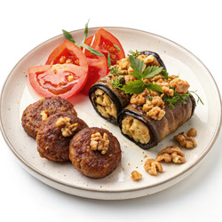 Вкусные говяжьи отбивные и рулетики из баклажанов, подаваемые со свежими помидорами. Генеративный искусственный интеллект - RomanZ