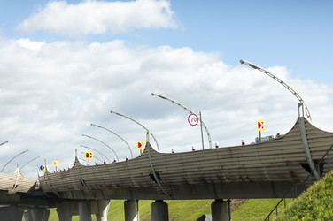 Автомагистраль ЗСД (Западный высокоскоростной диаметр), Санкт-Петербург, июнь 2026 года, современная, проложенная над Финским заливом, автомобили движутся в сумерках белой ночи - Kulkann75