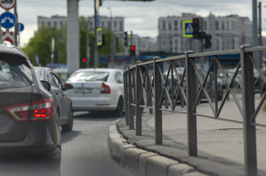 Автомобили переворачиваются на перекрестке в Санкт-Петербурге, июнь 2026 года; Различные легковые автомобили, включая такси и внедорожники, движутся по извилистой полосе под летним небом на фоне исторических зданий - Kulkann75