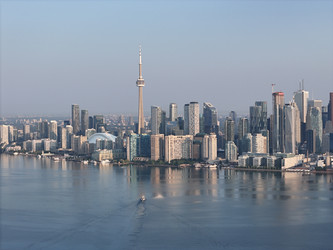 Панорама Торонто с CN Tower, набережной и Торонтскими островами на озере Онтарио, Канада - EOS_Canon