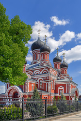 Собор Святого Воскресения в Борисове, Беларусь, вид в три четверти. Солнечное небо над православным храмом из красного кирпича - borisb17