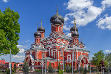 Собор Святого Воскресения в Борисове, Беларусь, вид в три четверти. Солнечное небо над православным храмом из красного кирпича - borisb17