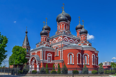 Собор Святого Воскресения в Борисове, Беларусь, вид сзади в три четверти. Солнечное небо над апсидой православной церкви из красного кирпича - borisb17