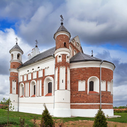 Укрепленная церковь в Мурованке, Беларусь. Вид сзади в три четверти на готическое оборонительное сооружение под облачным небом - borisb17