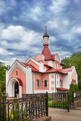 Фасад церкви Святой Ольги в Гродно, Беларусь. Традиционный деревянный православный архитектурный памятник при дневном свете - borisb17