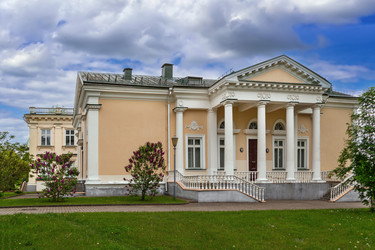 Дворец Друтского-Любецкого в Щучине, Беларусь, вид сзади. Неоклассический портик с колоннами под частично облачным небом - borisb17
