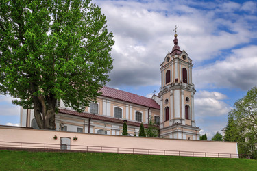 Францисканская церковь в Гродно, Беларусь, вид сбоку, снизу, за стеной. Переменная облачность, историческая архитектура в стиле барокко - borisb17