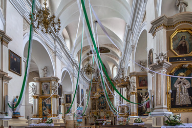 Интерьер францисканской церкви в Гродно, Беларусь. Барочный алтарь, украшенный резьбой по дереву и позолотой - borisb17