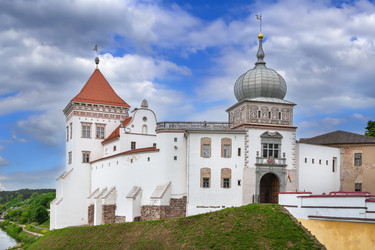 Старый замок на холме в Гродно, Беларусь. Переменная облачность, средневековая крепость и архитектура эпохи Возрождения - borisb17