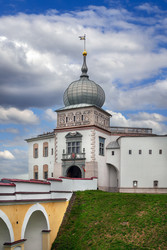 Вертикальный вид на Старый замок с края ущелья в Гродно, Беларусь. Исторический пейзаж с архитектурой крепости при дневном свете - borisb17