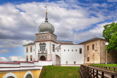 Старый замок в Гродно, Беларусь, с каменной аркой и деревянными пешеходными мостиками. Переменная облачность, средневековая архитектура - borisb17