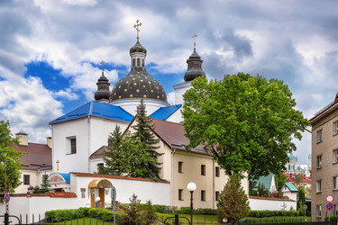 Монастырь Рождества Пресвятой Богородицы в Гродно, Беларусь. Переменная облачность, исторический православный монастырь в стиле барокко - borisb17