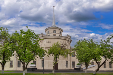 Новый замок в Гродно, Беларусь, вид сзади из парка. Переменная облачность, историческая архитектура в стиле барокко - borisb17