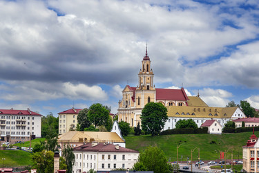 Бернардинский монастырь на холме в Гродно, Беларусь. Переменная облачность, крупный план исторической архитектуры в стиле барокко - borisb17