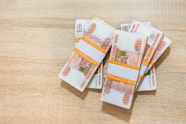 Вид сверху на стопки российских банкнот номиналом 5000 рублей, выборочная фокусировка - dkorostilev78