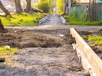 Установка бордюра во время строительства тротуара за городом, выборочная фокусировка - dkorostilev78
