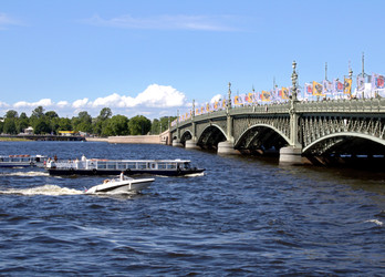 Водный транспорт на реке Нева рядом с Троицким мостом. Санкт-Петербург - Zauberfloten